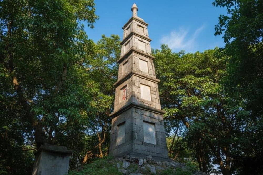 Đừng bỏ lỡ di tích Tháp Bút trên lối vào cầu Thê Húc